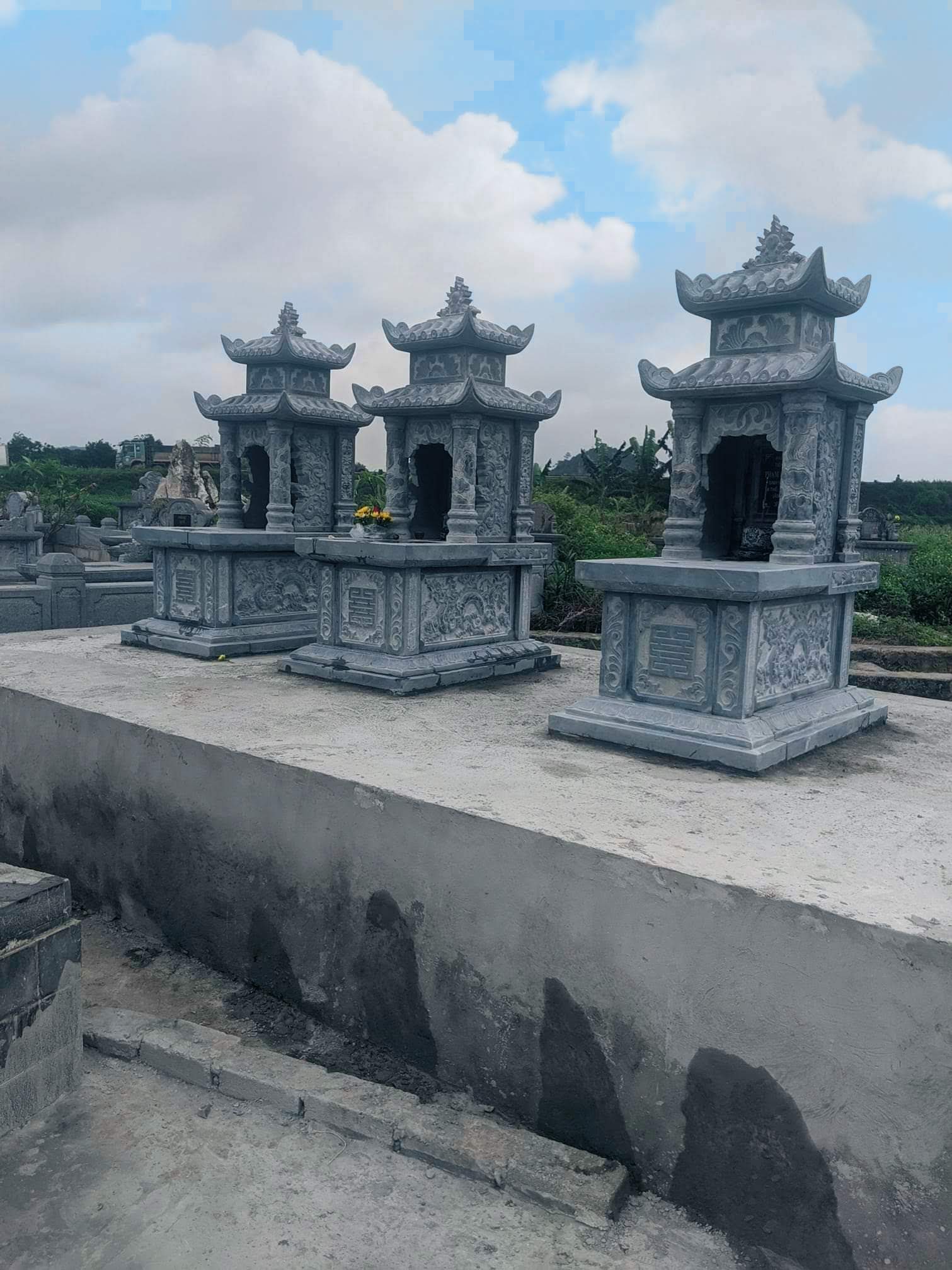 Mộ Đá Hai Mái 81×127×247 cm – Đá Tự Nhiên