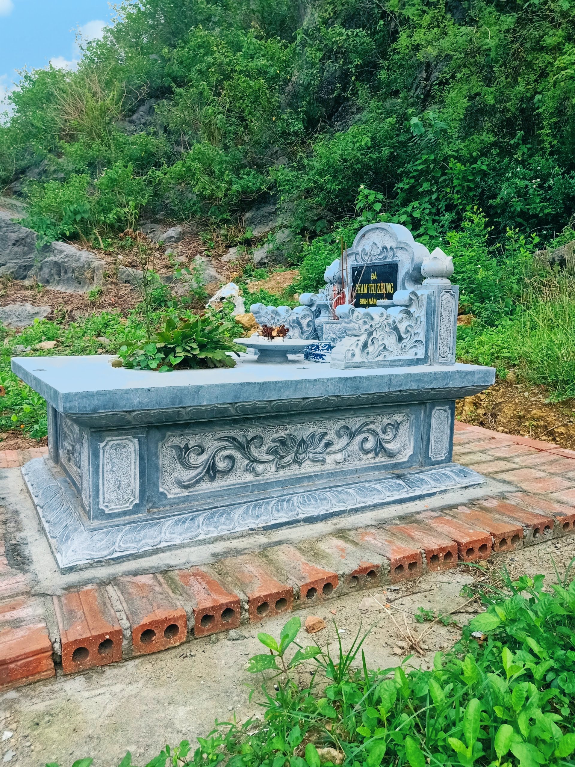 Mẫu Mộ Đá Nhỏ