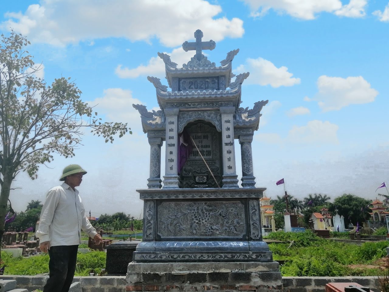 Lăng Thờ Đá Tự Nhiên 217×97×340 cm – Khu Mộ Gia Đình