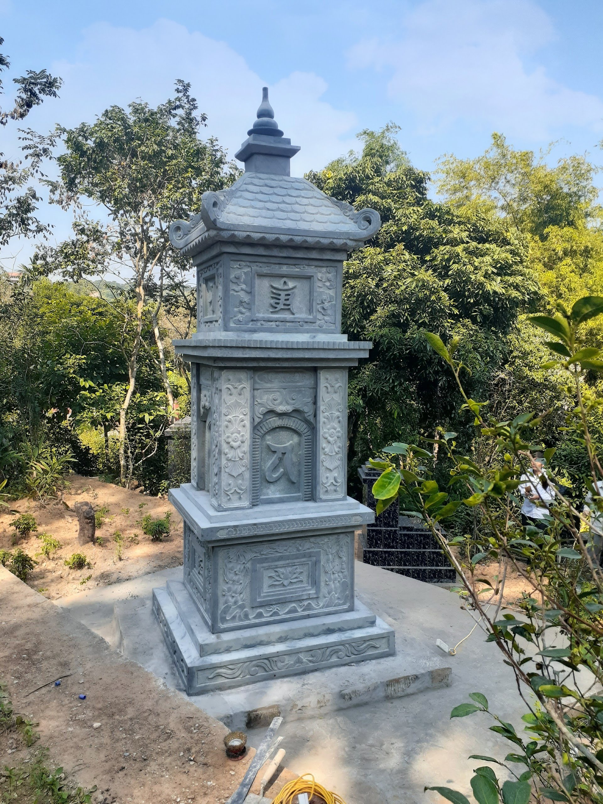 Mộ Tháp Đá 117×117×375 cm – Thờ Hũ Tro Cốt