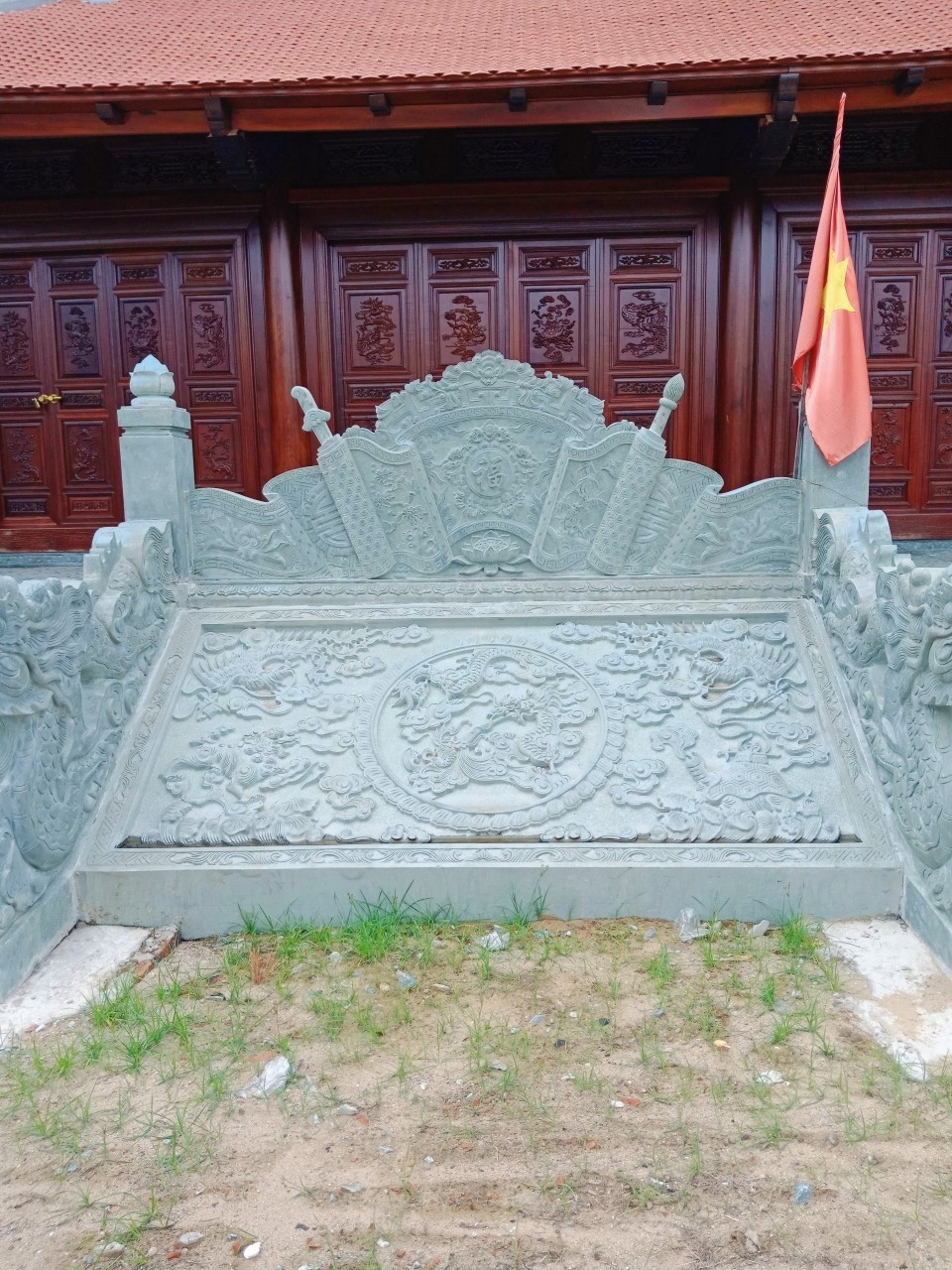 Rồng Đá , Chiếu Rồng , Cuốn thư - Đá Vinh Quang