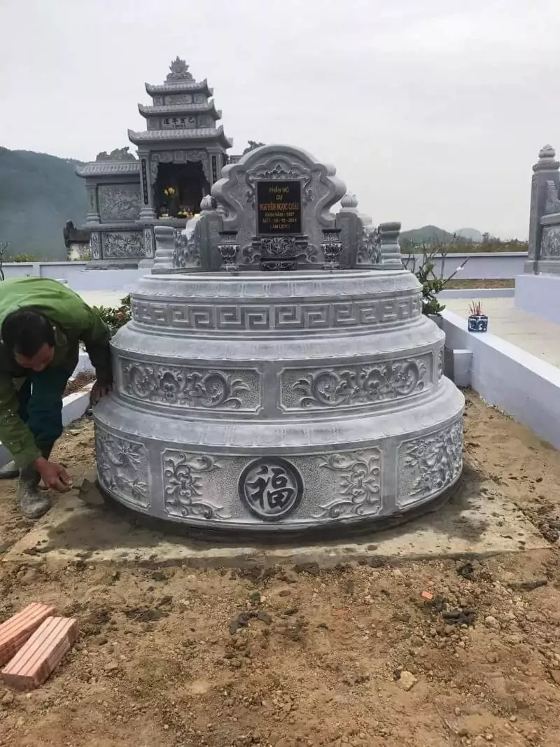 Mẫu mộ tròn đá xanh rêu, chạm sen và chữ Thọ, biểu tượng của sự viên mãn – Đá Vinh Quang