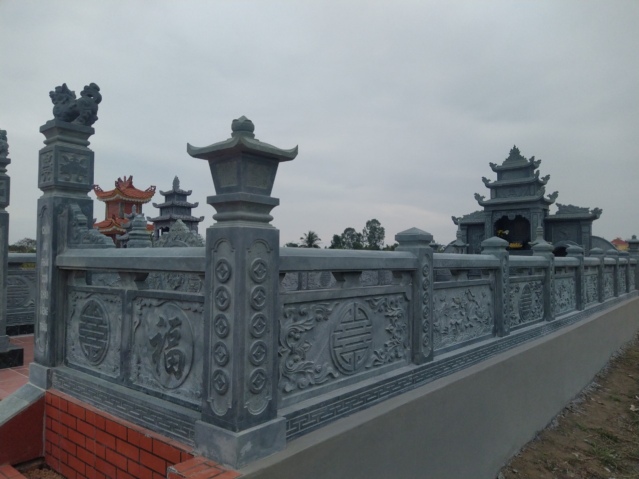 Khu Lăng Mộ Đá Xanh Rêu Nguyên Khối – Thi Công Trọn Gói 5 lan can đá