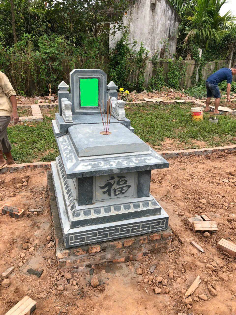 Mộ đá đơn giản bằng đá xanh rêu nguyên khối, kích thước 127x81x117 cm