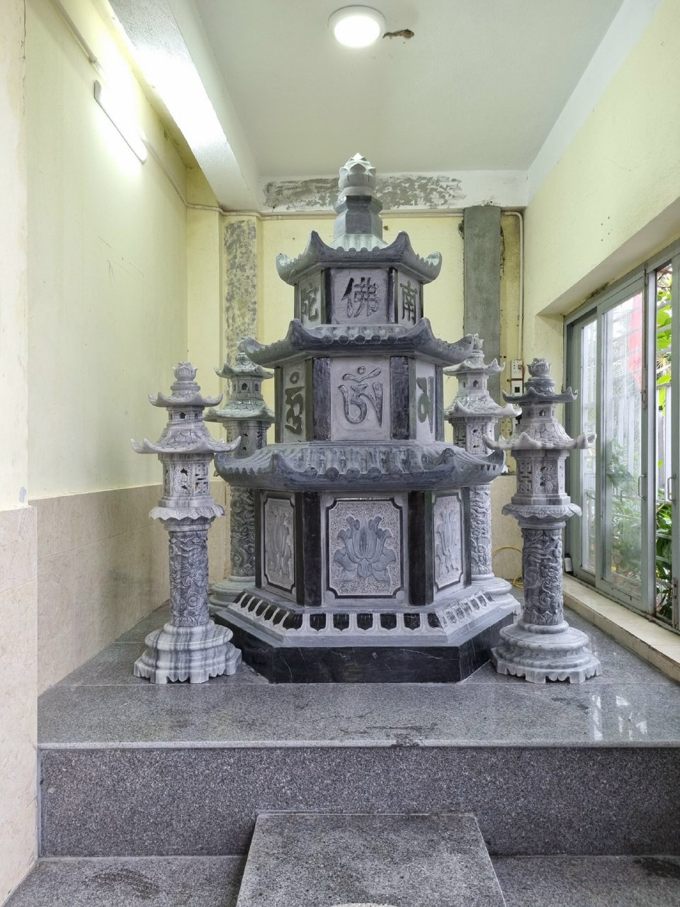 Mộ tháp thờ cốt đá xanh rêu nguyên khối, lục giác 3 tầng mái, kích thước 127x127x167 cm