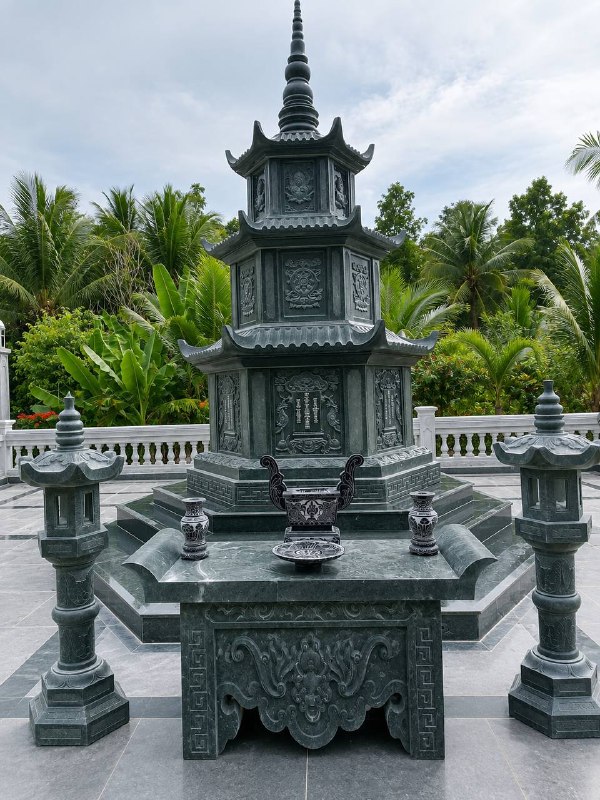 Tháp đá xanh rêu 3 tầng mái, hoa ván bông sen, kích thước 180x180x320 cm